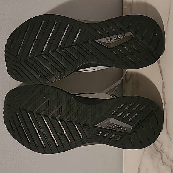 Brooks Levitate 4 Running Training Athletic Sneakers Wmn 9.5 Black White DNA AMP - Picture 12 of 16